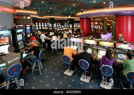 Machine à sous casino roulette roue électronique paris boutique mentions légales toxicomanie habitude de regarder la télévision assis Résultat contrôle Banque D'Images