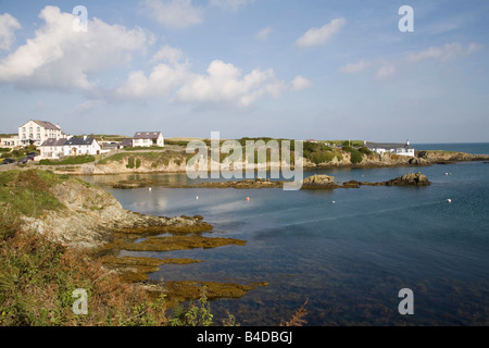 Bull Bay Ile d'Anglesey au nord du Pays de Galles UK Septembre voir l'ensemble de petit village en bord de mer avec la marée sur une belle journée d'automne Banque D'Images