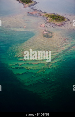 Vue aérienne des petites îles rocheuses, le lac Supérieur, Thunder Bay, Ontario, Canada. Banque D'Images