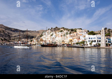 Le port de l'île grecque de Symi dans le Dodécanèse, Grèce Du Sud Banque D'Images