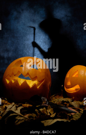 Une sorcière Halloween se prépare à célébrer le nouvel an païen et fête celtique de Samhain Banque D'Images