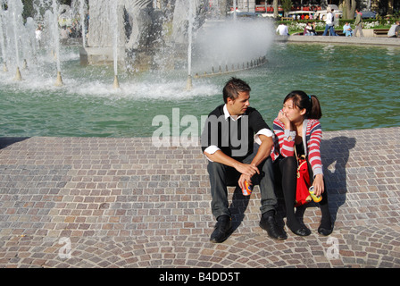 Couple ethnique par fontaine en face du Palais des Beaux Arts Lille France Banque D'Images