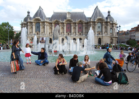 La place bondée et fontaine en face du Palais des Beaux Arts Lille France Banque D'Images