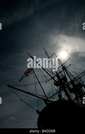 Ville de Portsmouth. L'Angleterre. Angle de vue la silhouette du HMS Victory, qui est situé à Portsmouth Historic Dockyard. Banque D'Images