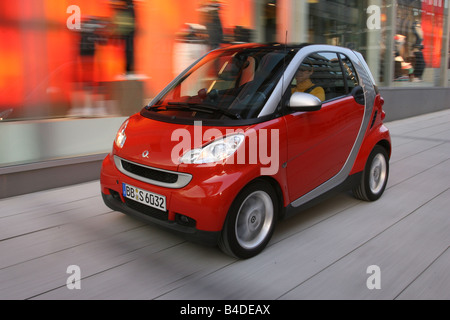 Smart fortwo Passion, modèle de l'année 2007-, rouge, la conduite, la diagonale de l'avant, vue frontale, Ville Banque D'Images