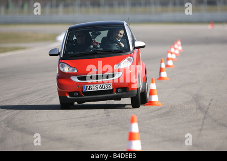 Smart fortwo Passion, modèle de l'année 2007-, rouge, la conduite, la diagonale de l'avant, Pilonen, test track Banque D'Images