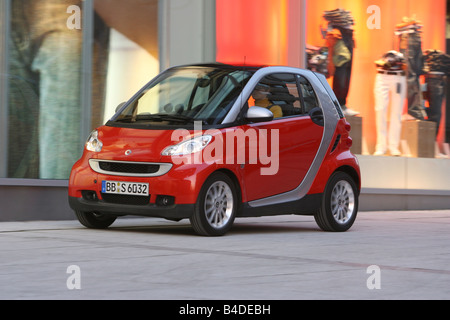 Smart fortwo Passion, modèle de l'année 2007-, rouge, la conduite, la diagonale de l'avant, vue frontale, Ville Banque D'Images