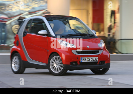 Smart fortwo Passion, modèle de l'année 2007-, rouge, la conduite, la diagonale de l'avant, vue frontale, Ville Banque D'Images