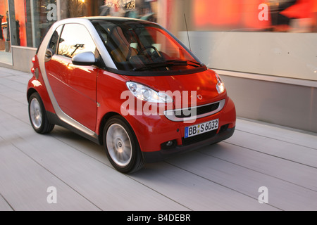 Smart fortwo Passion, modèle de l'année 2007-, rouge, la conduite, la diagonale de l'avant, vue frontale, Ville Banque D'Images