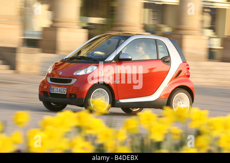 Smart fortwo Passion, modèle de l'année 2007-, rouge, la conduite, la diagonale de l'avant, vue frontale, Ville Banque D'Images