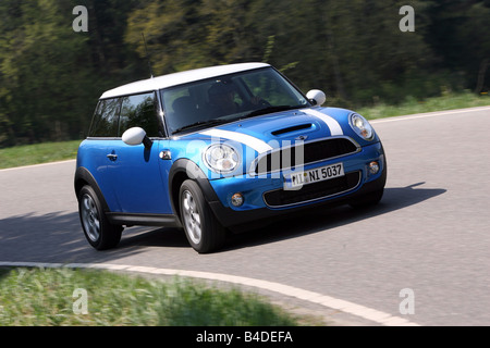 Mini Cooper S, l'année de modèle 2006- bleu, déménagement, la diagonale de l'avant, vue frontale, country road Banque D'Images