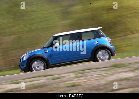 Mini Cooper S, l'année de modèle 2006- bleu, déménagement, side view, country road Banque D'Images