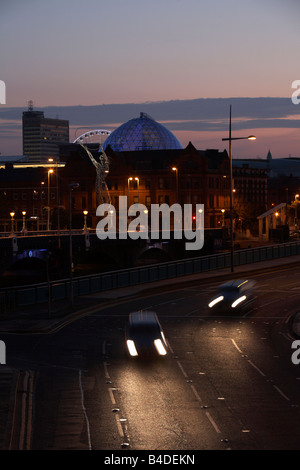 Belfast skyline avec Dome Square Victoria Square et statue de l'action de la reine Elizabeth Bridge à la tombée de Belfast City Centre Banque D'Images