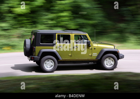 Jeep Wrangler Unlimited 2.8 CRD, l'année de modèle 2007-, vert-métallique, la conduite, la vue latérale, country road Banque D'Images