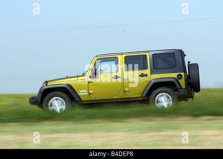 Jeep Wrangler Unlimited 2.8 CRD, l'année de modèle 2007-, vert-métallique, la conduite, la vue latérale, country road Banque D'Images