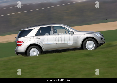 Mercedes ML 350, l'année de modèle 2005, d'argent, la conduite, la vue latérale, country road Banque D'Images