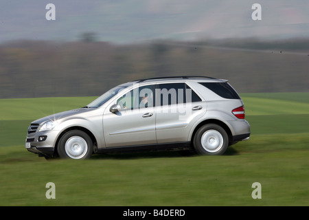 Mercedes ML 350, l'année de modèle 2005, d'argent, la conduite, la vue latérale, country road Banque D'Images