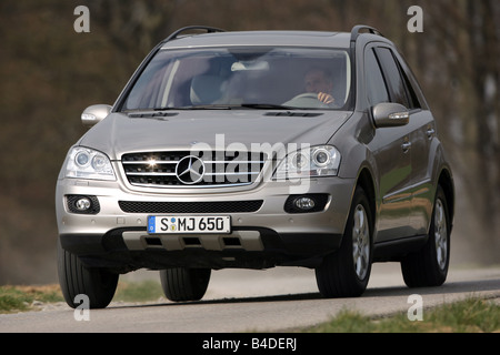 Mercedes ML 350, l'année de modèle 2005, d'argent, la conduite, la diagonale de l'avant, vue frontale, country road Banque D'Images