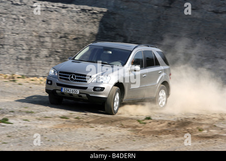 Mercedes ML 350, l'année de modèle 2005, d'argent, la conduite, la diagonale de l'avant, vue frontale, le tout-terrain Banque D'Images