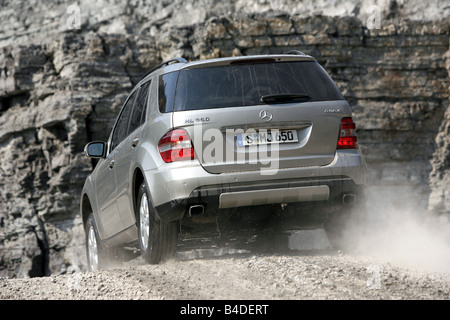 Mercedes ML 350, l'année de modèle 2005, d'argent, la conduite, la diagonale de l'arrière, vue arrière, moto-cross Banque D'Images