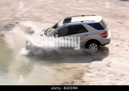 Mercedes ML 350, l'année de modèle 2005, d'argent, la conduite, la vue de côté, le tout-terrain Banque D'Images