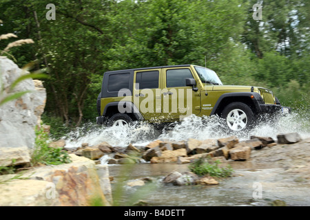 Jeep Wrangler Unlimited 2.8 CRD, l'année de modèle 2007-, vert-métallique, la conduite, la vue de côté, le tout-terrain, de l'eau Banque D'Images