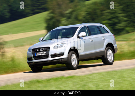 Audi Q7, l'année de modèle 2007, d'argent, la conduite, la diagonale de l'avant, vue frontale, country road Banque D'Images