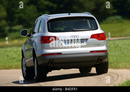 Audi Q7, l'année de modèle 2007, d'argent, la conduite, la diagonale de l'arrière, vue arrière, country road Banque D'Images