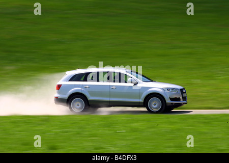 Audi Q7, l'année de modèle 2007, d'argent, la conduite, la vue latérale, country road Banque D'Images