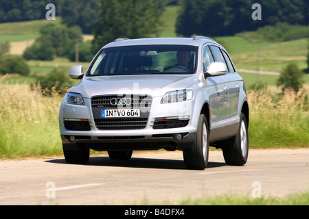 Audi Q7, l'année de modèle 2007, d'argent, la conduite, la diagonale de l'avant, vue frontale, country road Banque D'Images