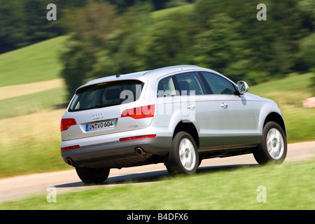 Audi Q7, l'année de modèle 2007, d'argent, la conduite, la diagonale de l'arrière, vue arrière, country road Banque D'Images