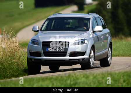 Audi Q7, l'année de modèle 2007, d'argent, la conduite, la diagonale de l'avant, vue frontale, country road Banque D'Images