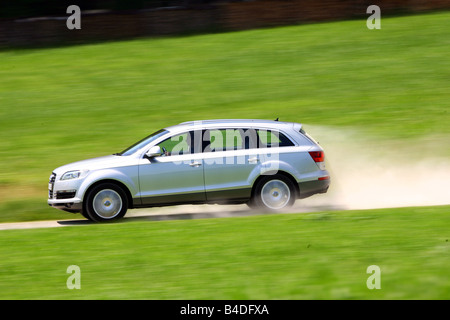 Audi Q7, l'année de modèle 2007, d'argent, la conduite, la vue latérale, country road Banque D'Images