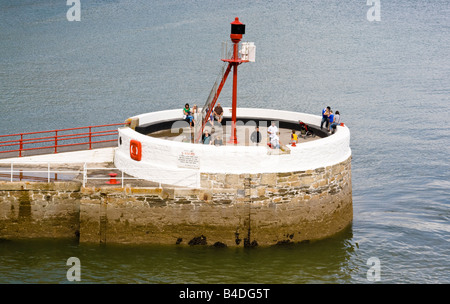 La fin de la jetée de banjo de West Looe Cornwall UK Banque D'Images