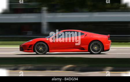 Ferrari 430 Scuderia, modèle année 2007-, rouge, au volant, côté, vue sur la ville Banque D'Images