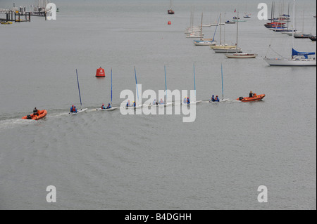 Bateaux à voile remorqué sur le port à Cowes sur l'île de Wight, Royaume-Uni Banque D'Images