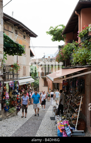 Rue commerçante dans le centre de la vieille ville, le lac de Garde, Malcesine, Italie Banque D'Images