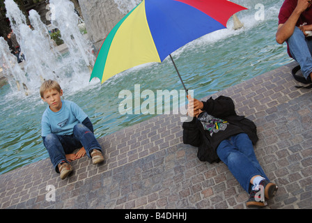 Les gens en fontaine en face du Palais des Beaux Arts Lille France Banque D'Images