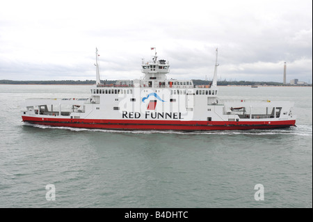 Ferry Red Funnel dans le Solent Banque D'Images