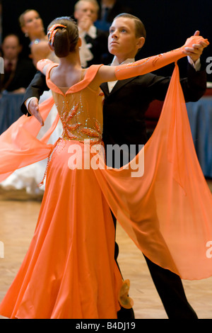 Les jeunes danseurs. Ballroom Dance competition 'Nevsky Cup 2008" à Saint-Pétersbourg, Russie. Banque D'Images