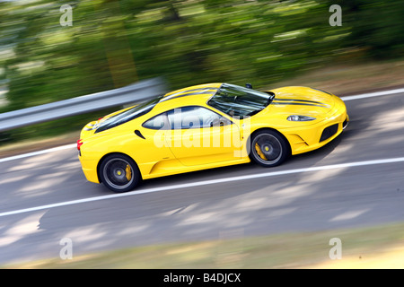 Ferrari 430 Scuderia, l'année de modèle 2007-, jaune, la conduite, la vue latérale, country road Banque D'Images