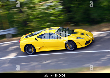 Ferrari 430 Scuderia, l'année de modèle 2007-, jaune, la conduite, la vue latérale, country road Banque D'Images