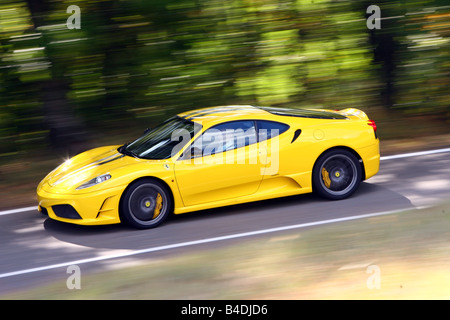 Ferrari 430 Scuderia, l'année de modèle 2007-, jaune, la conduite, la vue latérale, country road Banque D'Images