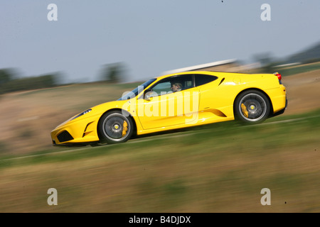 Ferrari 430 Scuderia, l'année de modèle 2007-, jaune, la conduite, la vue latérale, country road Banque D'Images