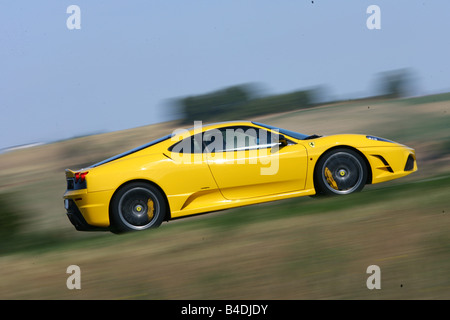 Ferrari 430 Scuderia, l'année de modèle 2007-, jaune, la conduite, la vue latérale, country road Banque D'Images