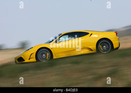 Ferrari 430 Scuderia, l'année de modèle 2007-, jaune, la conduite, la vue latérale, country road Banque D'Images