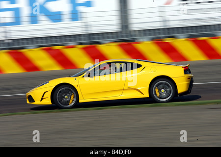 Ferrari 430 Scuderia, l'année de modèle 2007-, jaune, la conduite, la vue latérale, test track Banque D'Images