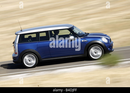 Mini Cooper S Clubman, l'année de modèle 2007- bleu, déménagement, side view, country road Banque D'Images