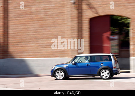 Mini Cooper S Clubman, l'année de modèle 2007- bleu, déménagement, side view, Ville Banque D'Images