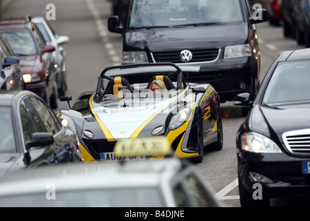 Lotus 2-Eleven, modèle année 2007-, noir-jaune, la conduite, l'article, le maintien, la diagonale de l'avant, vue frontale, Ville Banque D'Images